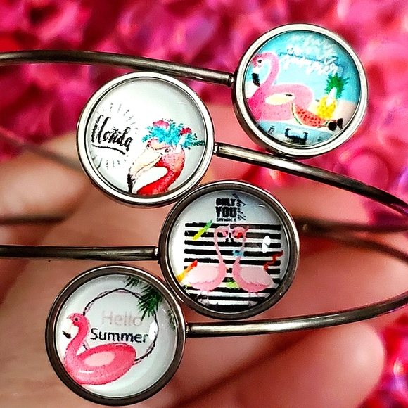 Set of 2 twist bangle bracelets with flamingo print 12mm cabachons. - Picture 2 of 5